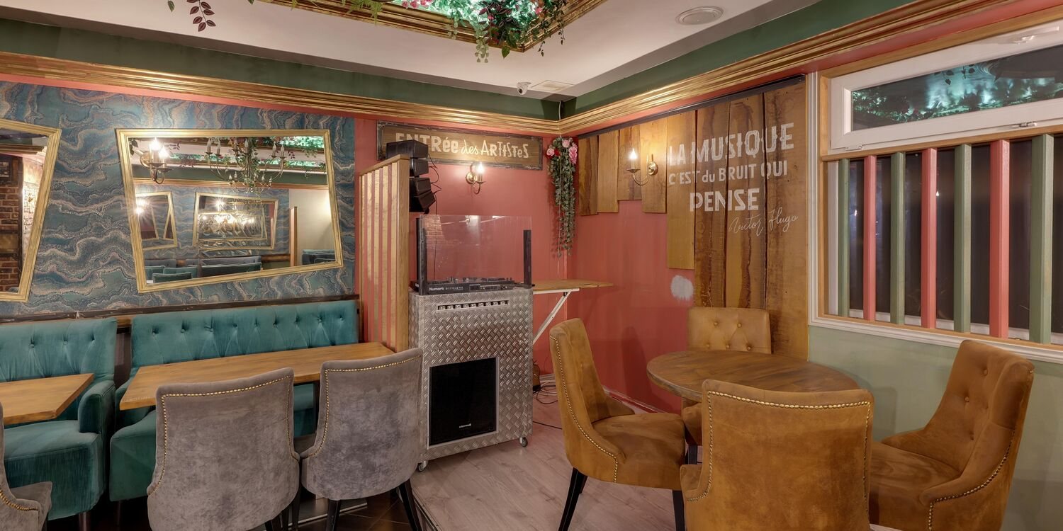 L'espace Entrée des artistes avec la cabine DJ