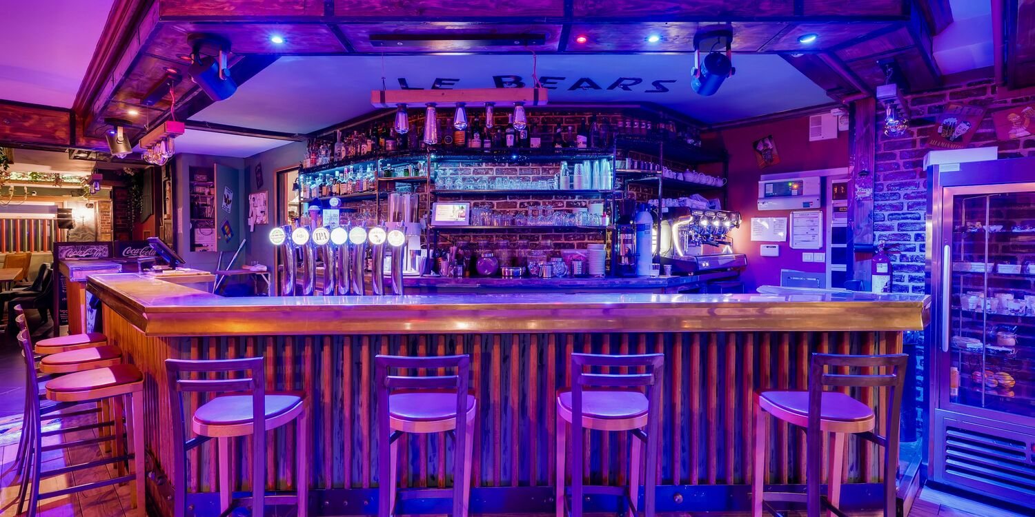 Le comptoir éclairé en soirée
