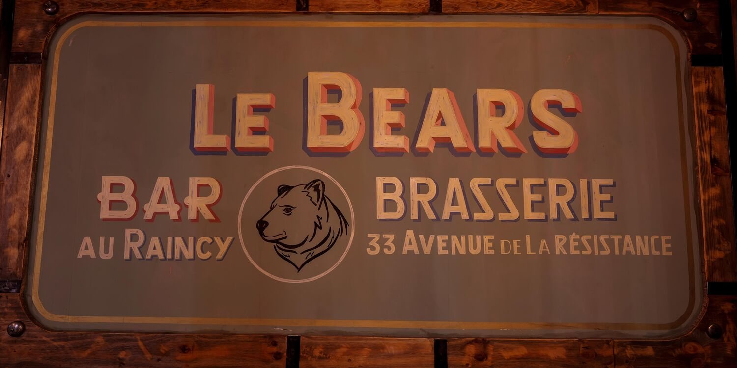 L'enseigne peinte du Bear's, bar brasserie au Raincy