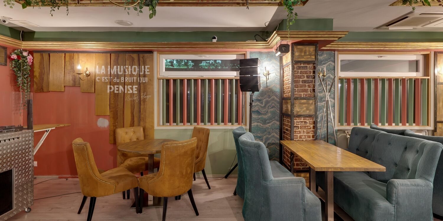 Coin musique et fauteuils en velours moutarde
