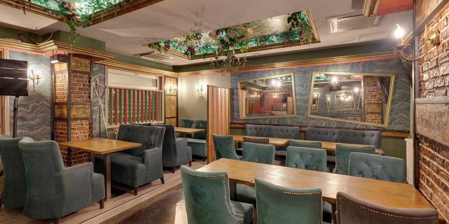 Le salon en velours, prêt pour un groupe